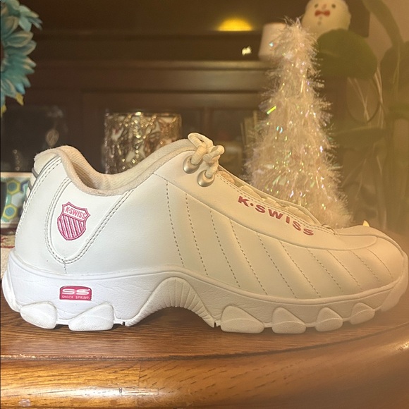 K-Swiss Women’s White and Hot Pink accents size 10. Only been worn twice! MMAO - Picture 3 of 16